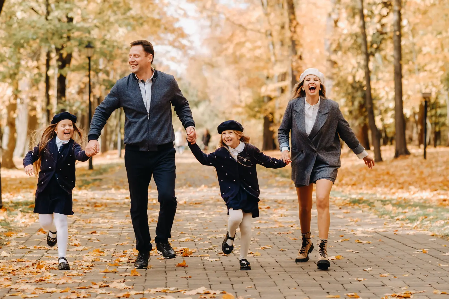 Familie zusammen lachend im Park spazieren.