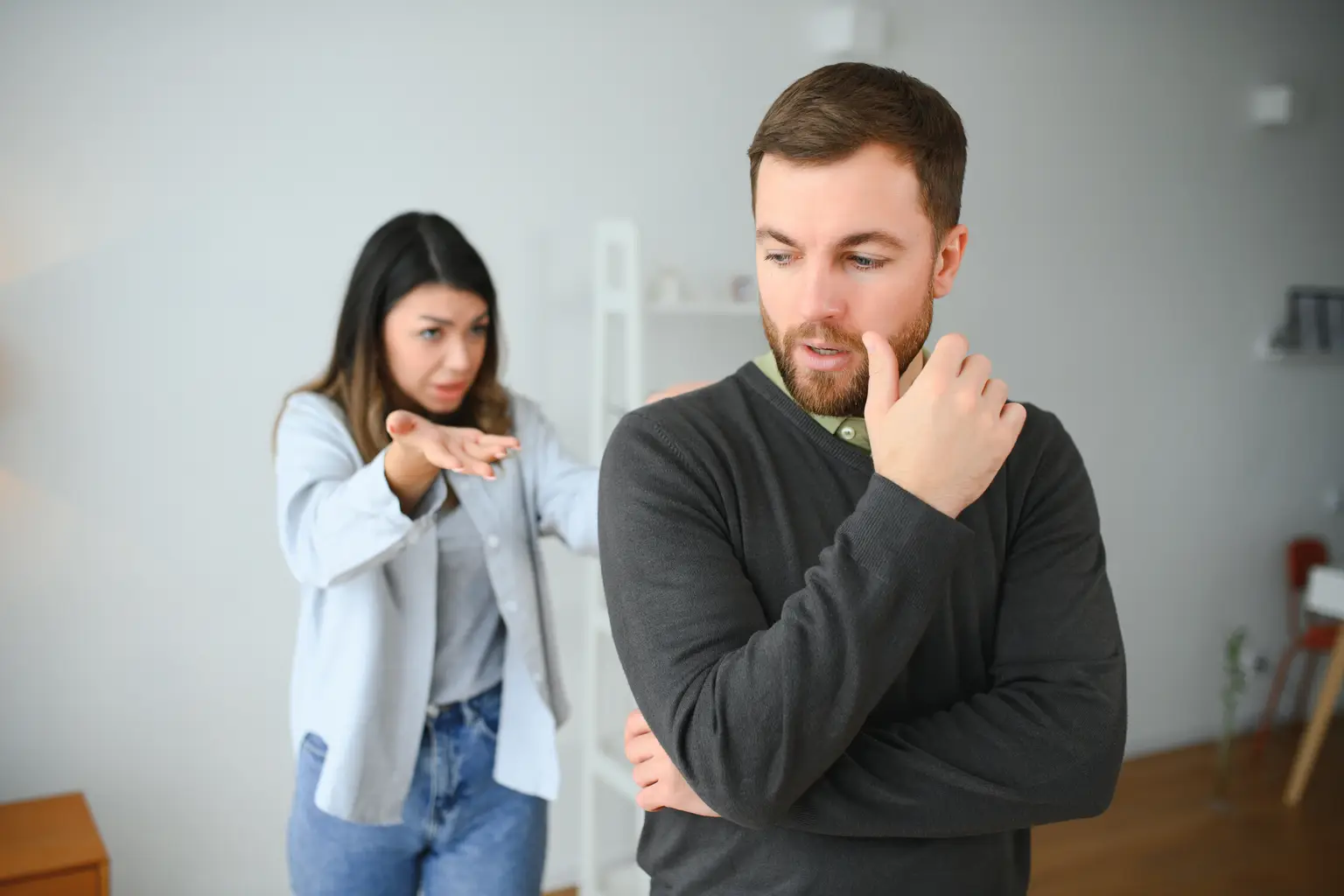 Mann zieht sich zurück, während sich die Frau beschwert